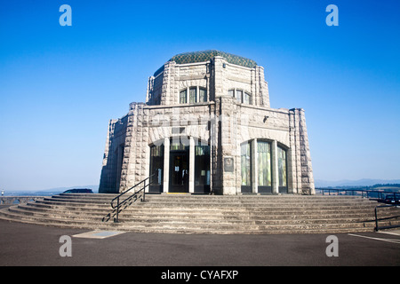 Vista Casa dell'Osservatorio presso il Crown Point Multnomah County Oregon USA sul Columbia River Foto Stock