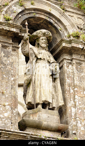 Stautue di pellegrino al di sopra di un'entrata alla Cattedrale di Santiago. . Santiago de Compostela, Galizia, Spagna. Foto Stock