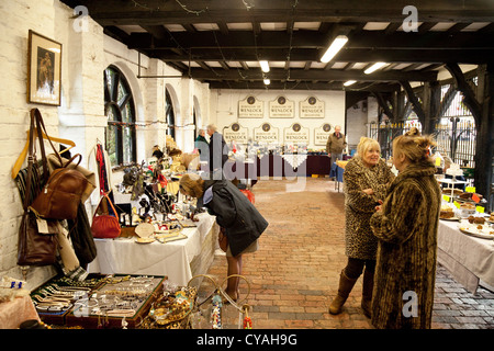 Il mercato, all'interno della medievale Guildhall edificio, Much Wenlock nello Shropshire, Regno Unito Foto Stock