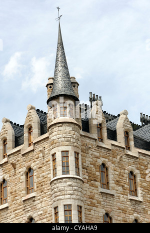 La torretta sulla Casa de Botines progettato da Antoni Gaudi. Leon. Foto Stock