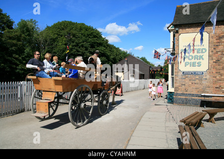 Street scene High Street Blists Hill cittadina vittoriana Ironbridge Shropshire England Regno Unito Foto Stock