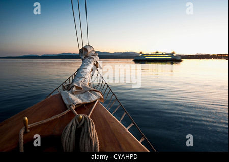 Mentre a bordo della tall ship schooner Zodiac, nello Stato di Washington ferry boat sails passato sul modo di Keystone sulla terraferma. Foto Stock