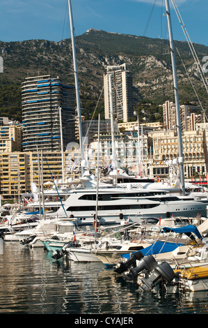Yacht ormeggiati nel Principato di Monaco. Edifici di Monaco in background. Foto Stock