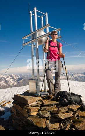 Una donna in piedi sul vertice del Nord - Ramolkogel Anichspitze 3427m Alpi austriache. Foto Stock