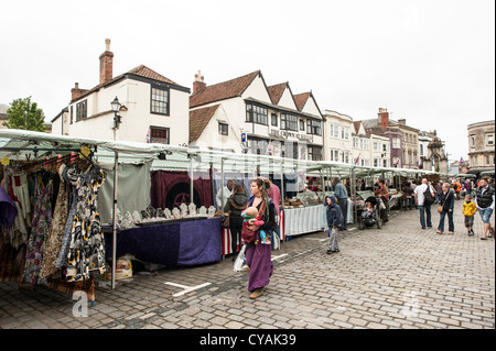 WELLS, Inghilterra: Lo storico mercato di Wells, situato nel cuore della città. Circondato da edifici medievali e dall'iconica cattedrale di Wells, il mercato presenta bancarelle che vendono prodotti locali, artigianato e merci. L'atmosfera vivace e l'affascinante architettura lo rendono una destinazione popolare sia per la gente del posto che per i visitatori. Foto Stock