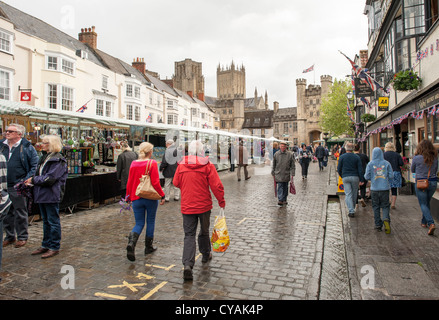 WELLS, Inghilterra: Lo storico mercato di Wells, situato nel cuore della città. Circondato da edifici medievali e dall'iconica cattedrale di Wells, il mercato presenta bancarelle che vendono prodotti locali, artigianato e merci. L'atmosfera vivace e l'affascinante architettura lo rendono una destinazione popolare sia per la gente del posto che per i visitatori. Foto Stock