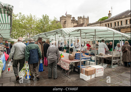 WELLS, Inghilterra: Lo storico mercato di Wells, situato nel cuore della città. Circondato da edifici medievali e dall'iconica cattedrale di Wells, il mercato presenta bancarelle che vendono prodotti locali, artigianato e merci. L'atmosfera vivace e l'affascinante architettura lo rendono una destinazione popolare sia per la gente del posto che per i visitatori. Foto Stock