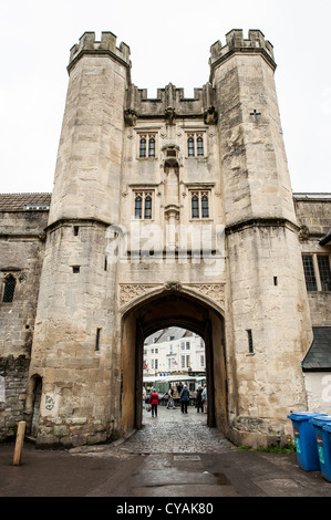 WELLS, Regno Unito - guardando fuori attraverso la torre principale del cancello del Palazzo Vescovile a Wells, Somerset, Inghilterra, verso Market Place. Lo storico Palazzo Vescovile di Wells, Regno Unito, vanta un fossato medievale e una splendida architettura. Il palazzo è stato la residenza del vescovo di Bath and Wells per oltre 800 anni, il che lo rende un punto di riferimento significativo nella storia della Chiesa d'Inghilterra. Foto Stock