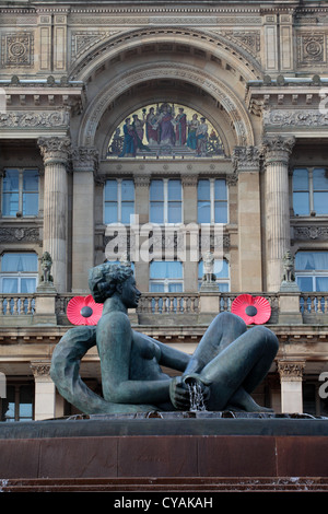 Il fiume scultura in Victoria Square Birmingham, mostrando il Consiglio casa sullo sfondo. Foto Stock