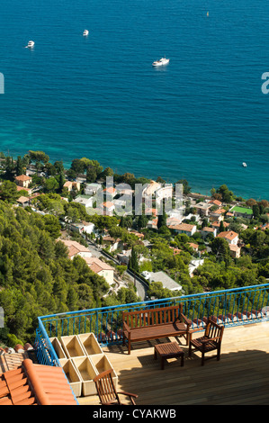 La terrazza che si affaccia sul mare. Tavolo e sedie Foto Stock