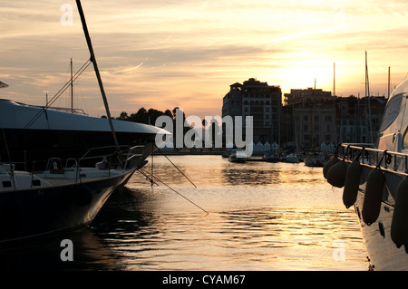 Yacht ormeggiati a Cannes al tramonto. Baia di Cannes Foto Stock