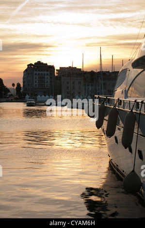 Yacht ormeggiati a Cannes al tramonto. Baia di Cannes Foto Stock