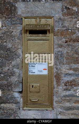 Gold postbox, Ampney St. Peter, Gloucestershire. REGNO UNITO Foto Stock