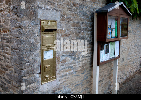 Gold postbox, Ampney St. Peter, Gloucestershire. REGNO UNITO Foto Stock