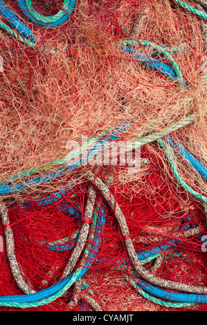 Il colore rosso delle reti da pesca sullo sfondo Foto Stock