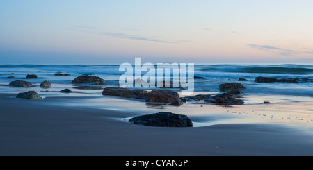 Alba sulla costa di Northumberland Foto Stock