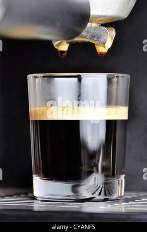 Un caffè espresso servito in un bicchiere Foto Stock
