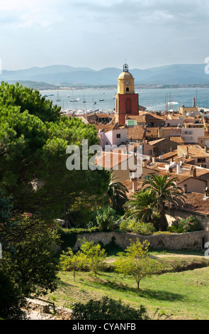 Torre dell Orologio a St Tropez e gli antichi edifici del resort. Foto Stock