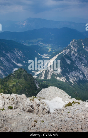 Il comune di Kranjska Gora possono essere visto nella distanza dal vertice di Velika Mojstrovka, sulle Alpi Giulie. Foto Stock