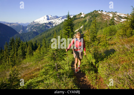 WA04600-00...WASHINGTON - escursionista salendo verso la vedetta sul rame sentiero di montagna nel Parco Nazionale delle Cascate del Nord. Foto Stock