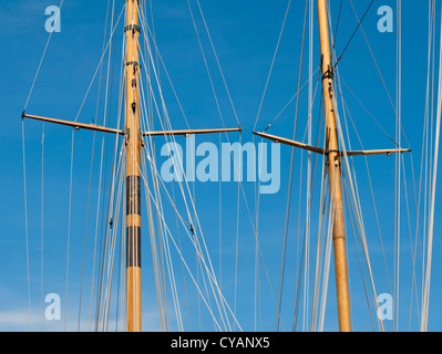 A montanti di yacht oltre il cielo blu Foto Stock