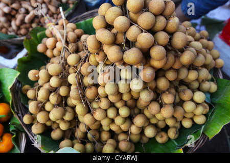 Longan grappoli di frutta sul mercato alimentare nel sud-est asiatico Foto Stock