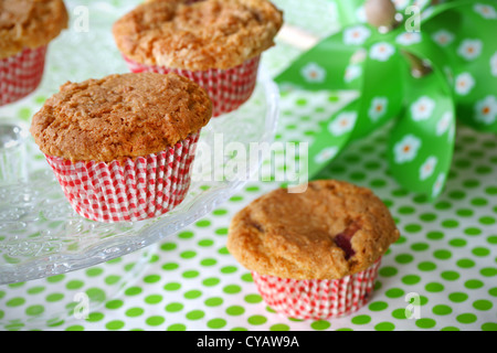 Frutta muffin su una torta di stand e tovaglia verde Foto Stock