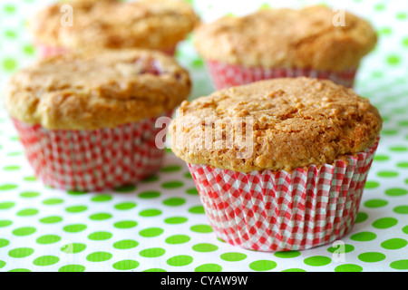 Rabarbaro muffin appena sfornato in bicchieri di rosso Foto Stock