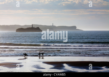 Destinazione spagnolo sull Oceano Atlantico, Spiaggia di Somo in Cantabria regione, vista sul faro Foto Stock