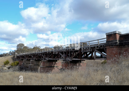 Vecchi mattoni in disuso e legname ponte ferroviario oltre il letto asciutto del fiume. Tenterfield Australia Foto Stock