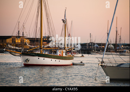 Ogni anno la città portuale di Port Townsend, Washington ospita una barca di legno festival che attira centinaia di navi storiche Foto Stock