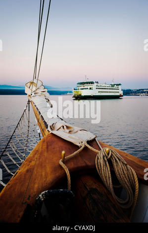 Mentre a bordo della tall ship schooner Zodiac, nello Stato di Washington ferry boat sails passato sul modo di Keystone sulla terraferma. Foto Stock