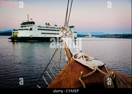 Mentre a bordo della tall ship schooner Zodiac, nello Stato di Washington ferry boat sails passato sul modo di Keystone sulla terraferma. Foto Stock