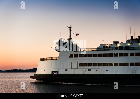 Mentre a bordo della tall ship schooner Zodiac, nello Stato di Washington ferry boat sails passato sul modo di Keystone sulla terraferma. Foto Stock