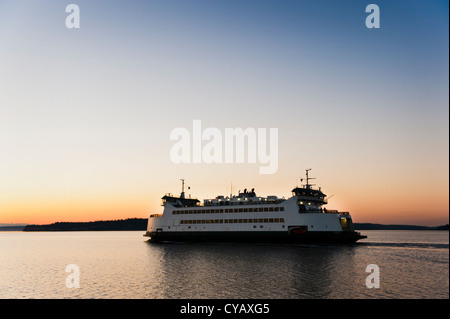 Mentre a bordo della tall ship schooner Zodiac, nello Stato di Washington ferry boat sails passato sul modo di Keystone sulla terraferma. Foto Stock