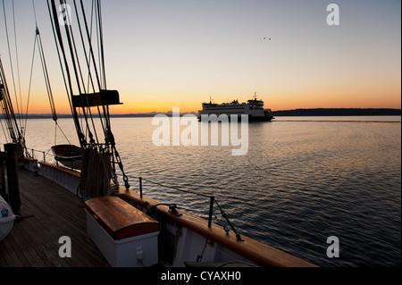 Mentre a bordo della tall ship schooner Zodiac, nello Stato di Washington ferry boat sails passato sul modo di Keystone sulla terraferma. Foto Stock