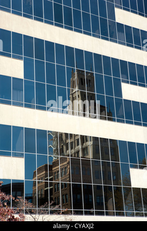 Costruzione di riflessioni in Pack Square - Asheville, North Carolina, STATI UNITI D'AMERICA Foto Stock