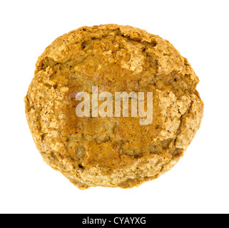 Vista dall'alto di una casa fatta di banana muffin dado su uno sfondo bianco. Foto Stock