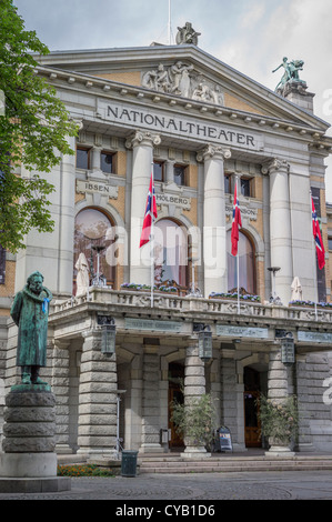 HENRIK IBSEN statua del Teatro Nazionale di Oslo NORVEGIA Foto Stock