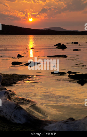 Tranquillo tramonto sulle acque del mare Foto Stock