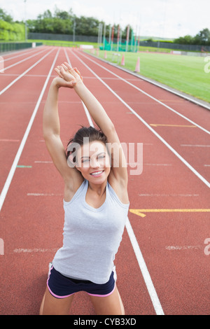Donna felice stretching le braccia Foto Stock