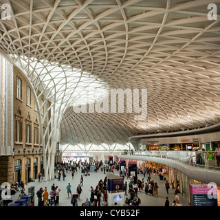 New Kings Cross Stazione ferroviaria western concourse architettura di estensione a Londra, Inghilterra Foto Stock