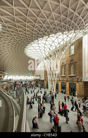 New Kings Cross Stazione ferroviaria western concourse architettura di estensione a Londra, Inghilterra Foto Stock