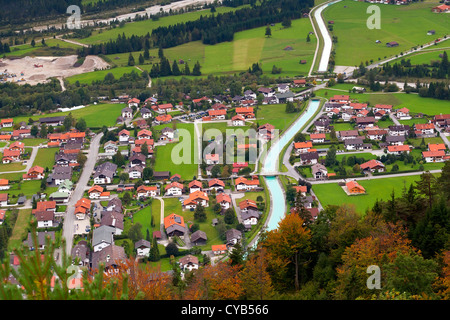 Vista sulla piccola città alpina Wallgau dalla cima della montagna, Germania Foto Stock
