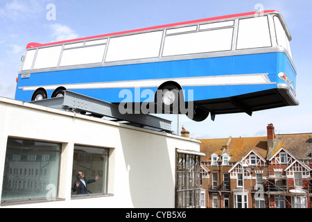 L'artista Richard Wilson (nella foto) crea un nuovo straordinario lavoro sul tetto del De La Warr Pavilion a Bexhill sul mare. Foto Stock