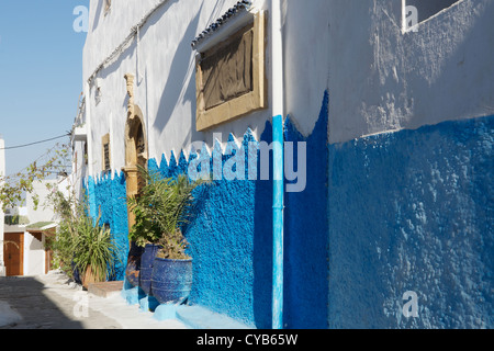 Parte anteriore di una casa a Rabat la medina. Le antiche kasbah è notato per tutte le pareti sono dipinte di un uniforme blu e bianco Foto Stock