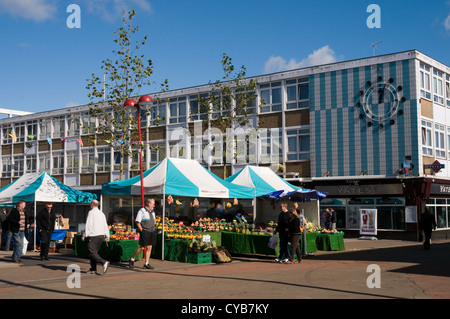 Il mercato del sabato attrae gli amanti dello shopping in Harlow Town Center, Essex. Vi è una buona selezione di frutta e verdura in offerta Foto Stock