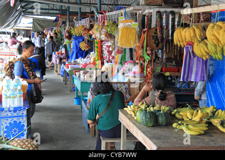 Prodotti locali a mercato Nabalu, Parco Kinabalu, Ranau, Sabah Borneo, Malaysia, sud-est asiatico Foto Stock