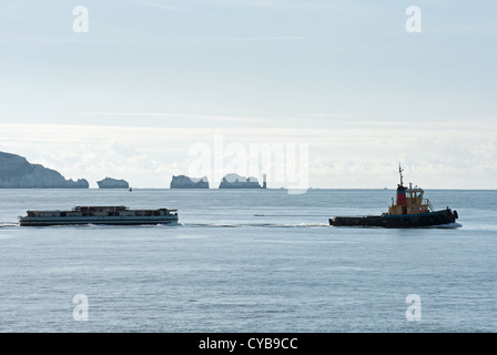 Rimorchiatore a traino carichi di traino vicino agli aghi dell' Isola di Wight Foto Stock