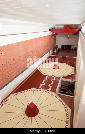 Turbine Hall in centrale idroelettrica della diga di Alqueva , Alentejo, Portogallo Foto Stock